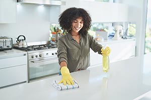 mujer limpiado sus encimeras