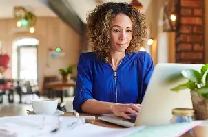 Empresaria hablando por un teléfono móvil.