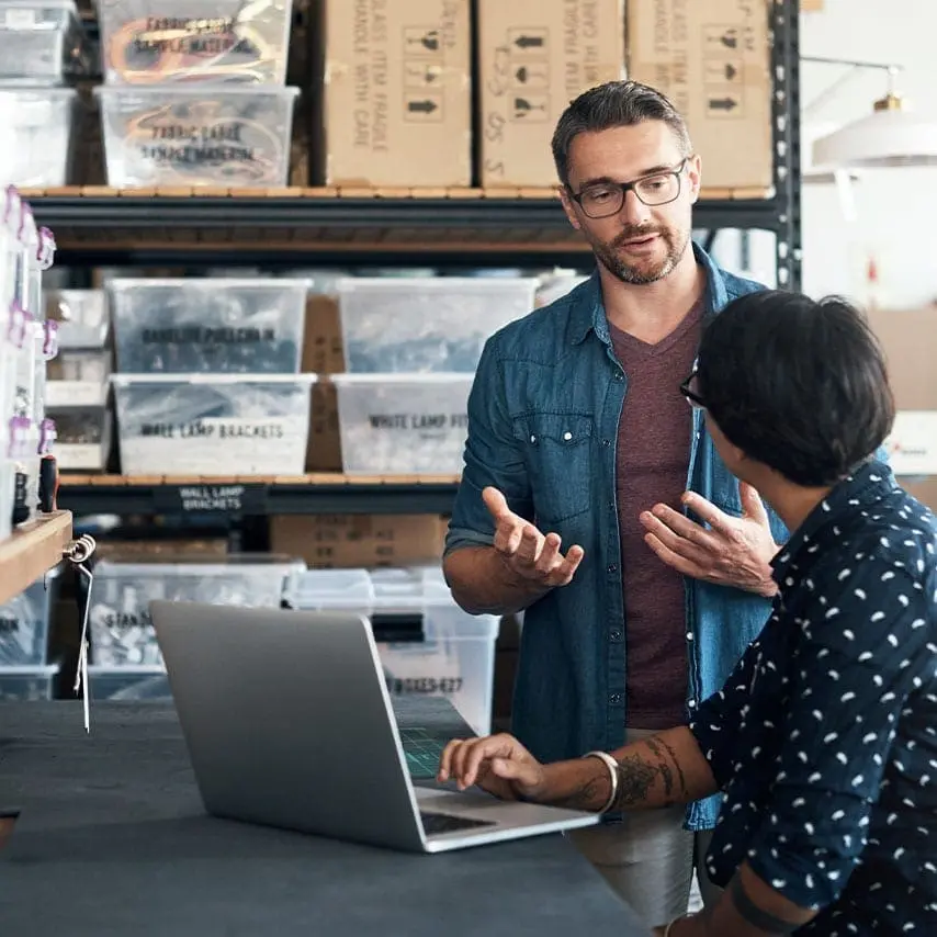 Photo pointing laptop