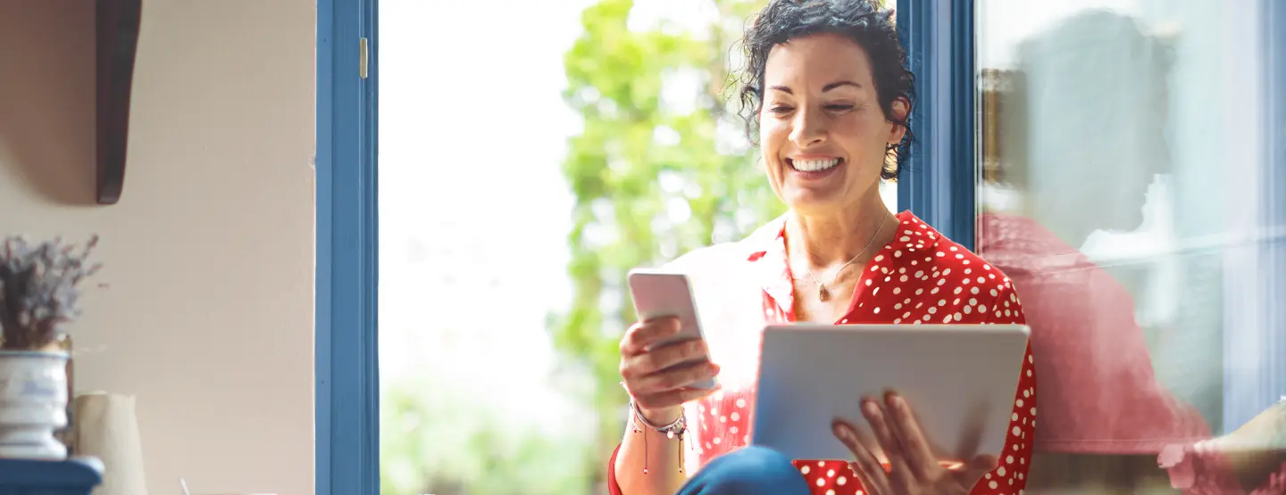 Mujer viendo su teléfono móvil.