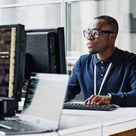 Man looking at a computer screen. 
