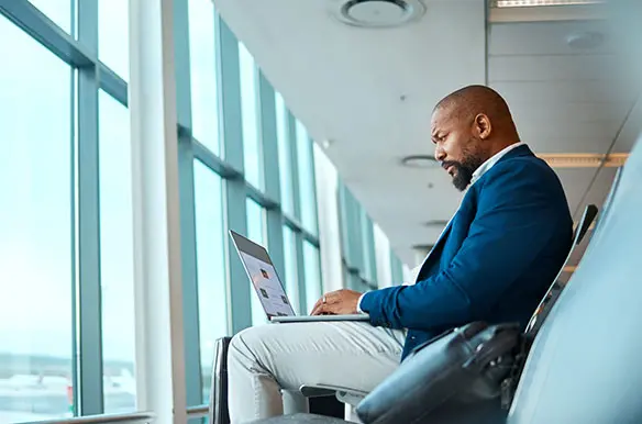 Man making B2B payments with a virtual card on a laptop. 