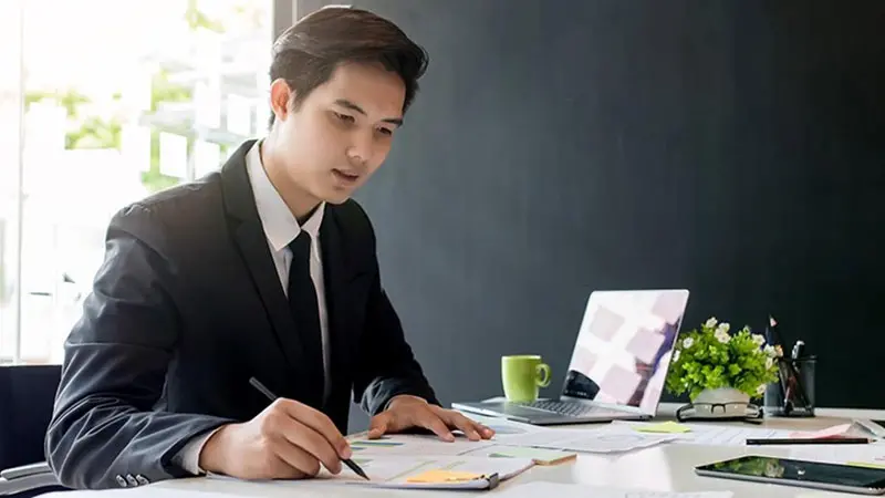 Man in a suit researching ASC 842