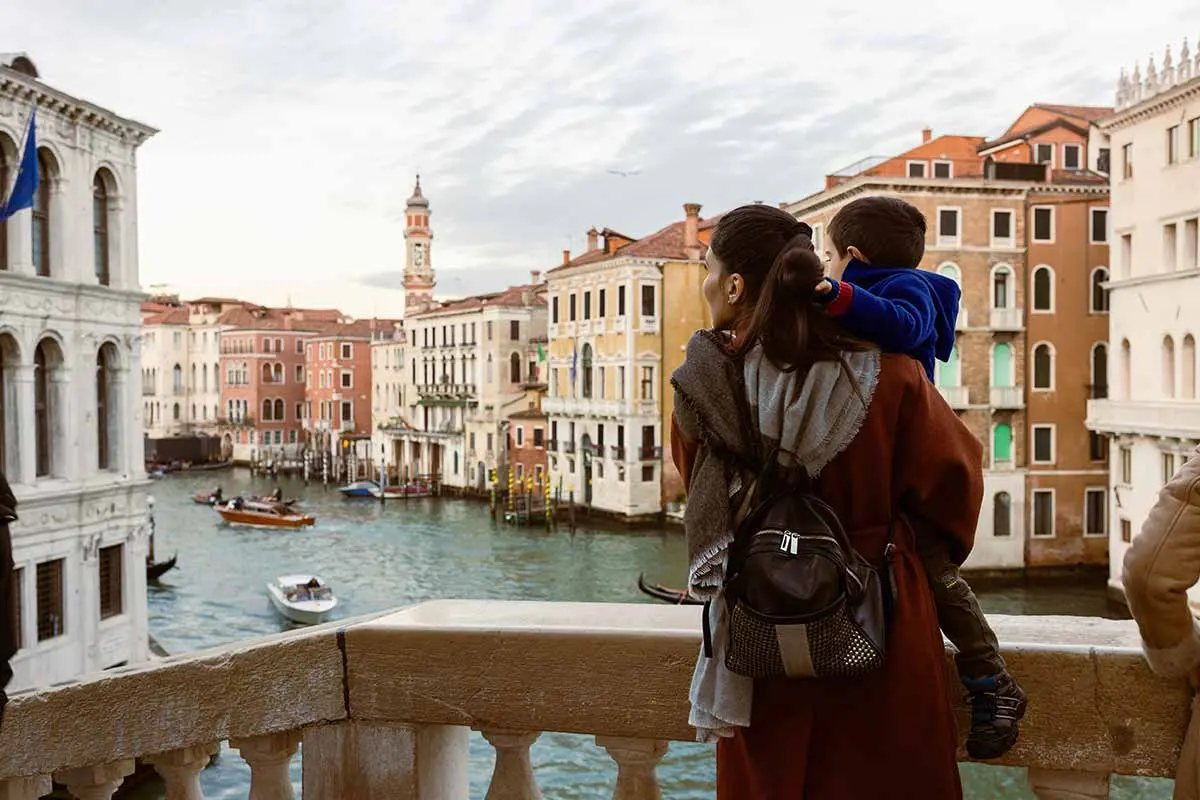 a family looking over the river in Vencie