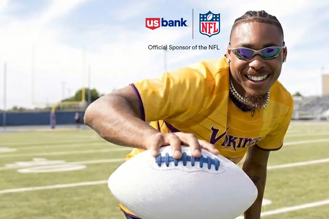 Vikings player Justin Jefferson holding a football