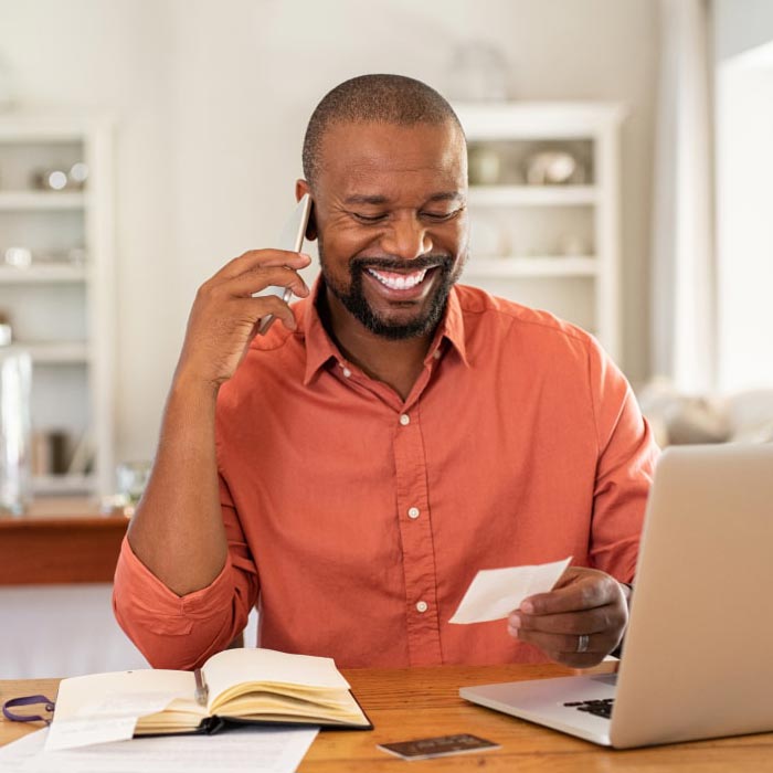 photo-black-man-orange-shirt-