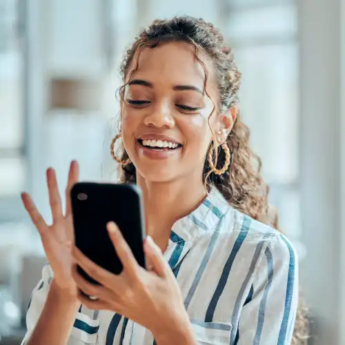 Image of a woman experiencing customer service via her mobile phone through U.S. Bank