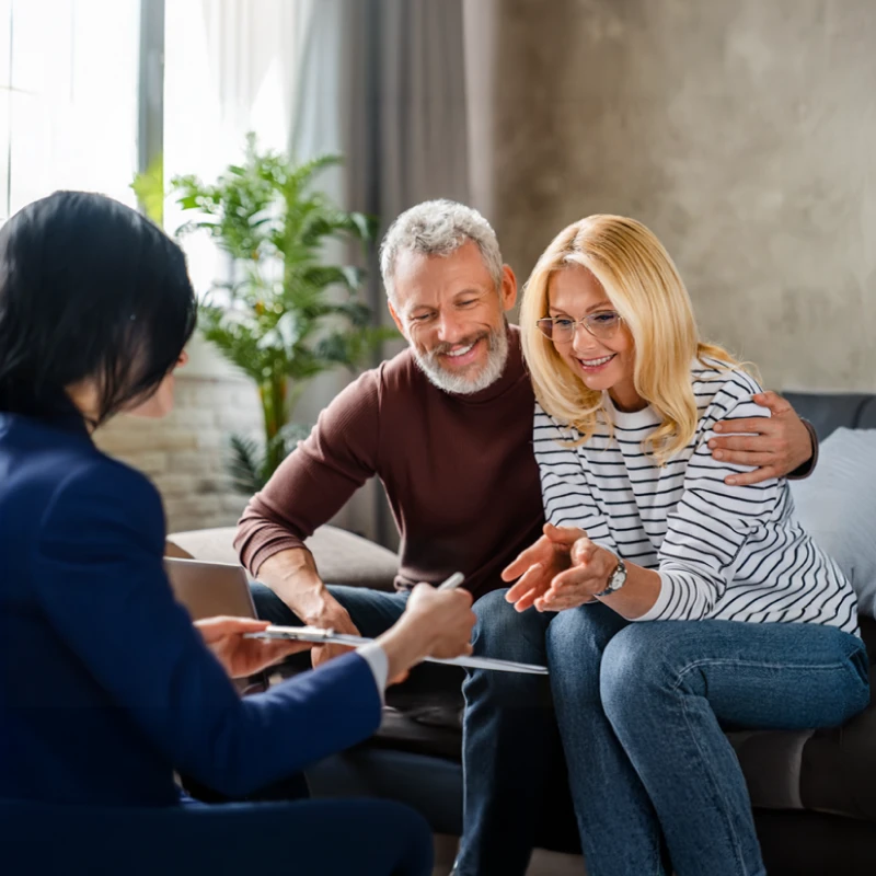 photo financial adviser explaining term