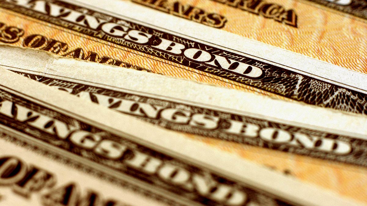 What Does an Inverted Yield Curve Signal About the Economy?
