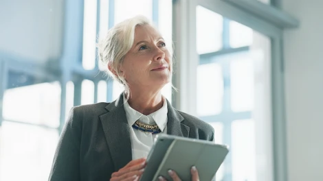 photo senior woman holding tablet thinking