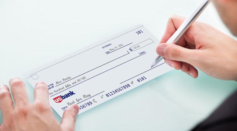 foto de alguien firmando un cheque