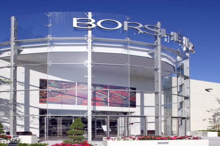 Exterior view of Borsheims building, which is a large, semi-circular glass structure.