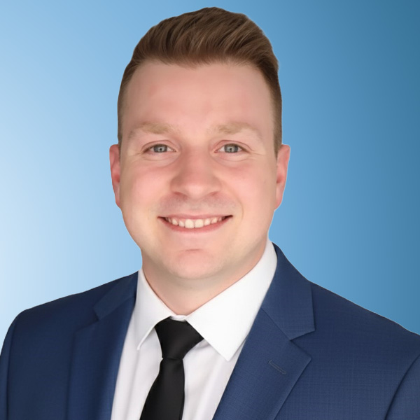 headshot of Zach Yarnell