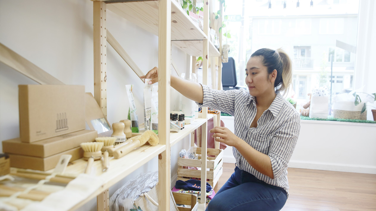mujer enderezando estantes en una tienda