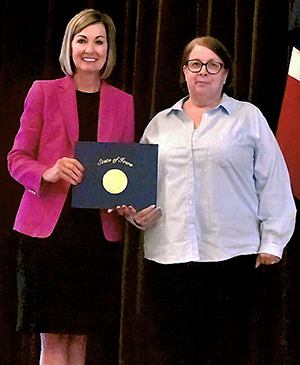 photo of Shelley Frondle and Iowa Governor Kim Reynolds