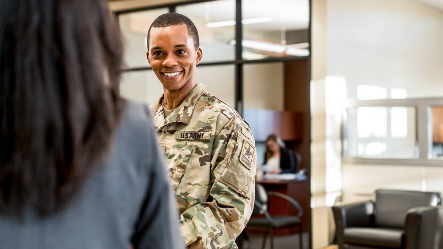 Hombre sonriendo después de abrir una cuenta de Cheques para Militares