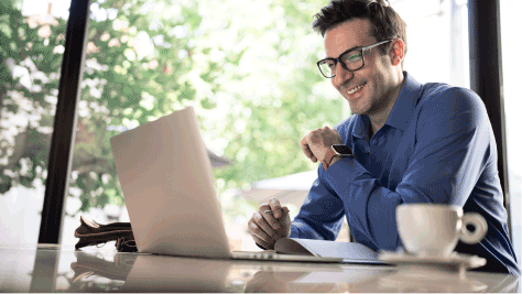 photo smiling man with laptop